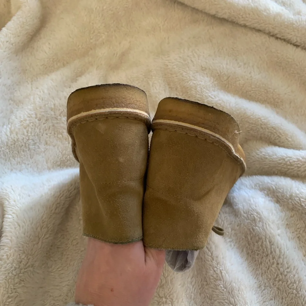 Clarks Women's Light Tan Suede Desert Boots